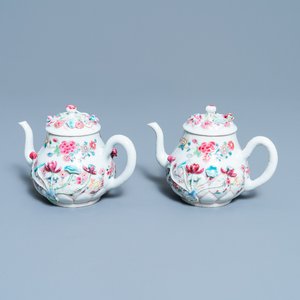 Een paar Chinese famille rose theepotten met floraal reliëfdecor, Yongzheng — foto 1