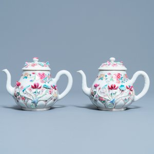Een paar Chinese famille rose theepotten met floraal reliëfdecor, Yongzheng — foto 2