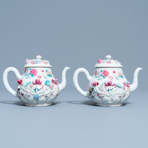 Een paar Chinese famille rose theepotten met floraal reliëfdecor, Yongzheng — foto 4