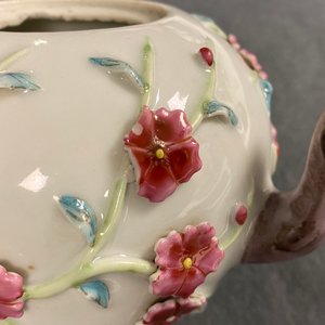 Een paar Chinese famille rose theepotten met floraal reliëfdecor, Yongzheng — foto 13