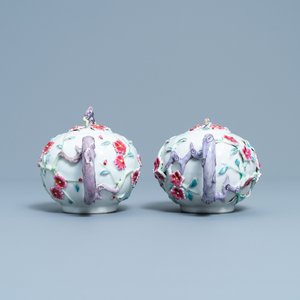 Een paar Chinese famille rose theepotten met floraal reliëfdecor, Yongzheng — foto 3