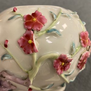 Een paar Chinese famille rose theepotten met floraal reliëfdecor, Yongzheng — foto 10