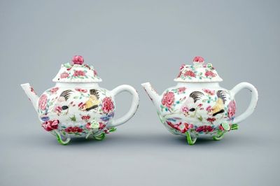 Een paar Chinese famille rose theepotten met hanen, Yongzheng, 1723-1735