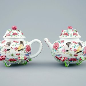 Een paar Chinese famille rose theepotten met hanen, Yongzheng, 1723-1735 — foto 1