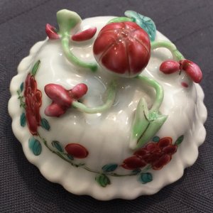 Een paar Chinese famille rose theepotten met hanen, Yongzheng, 1723-1735 — foto 11