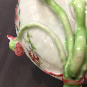 Een paar Chinese famille rose theepotten met hanen, Yongzheng, 1723-1735 — foto 17