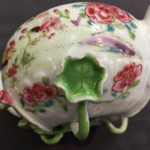 Een paar Chinese famille rose theepotten met hanen, Yongzheng, 1723-1735 — foto 18