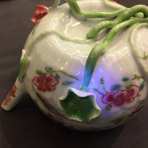Een paar Chinese famille rose theepotten met hanen, Yongzheng, 1723-1735 — foto 19