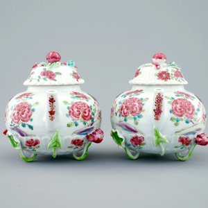 Een paar Chinese famille rose theepotten met hanen, Yongzheng, 1723-1735 — foto 2