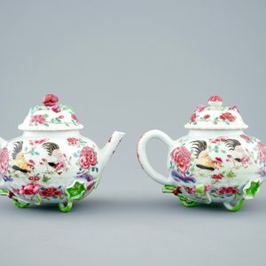 Een paar Chinese famille rose theepotten met hanen, Yongzheng, 1723-1735 — foto 3