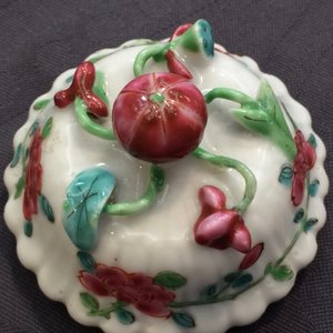 Een paar Chinese famille rose theepotten met hanen, Yongzheng, 1723-1735 — foto 8