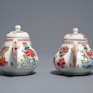 Een paar Chinese famille rose theepotten met honden, Yongzheng — foto 5