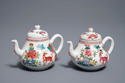 Een paar Chinese famille rose theepotten met honden, Yongzheng
