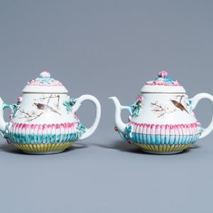 Een paar Chinese famille rose theepotten met reliëfdecor, Yongzheng — foto 2