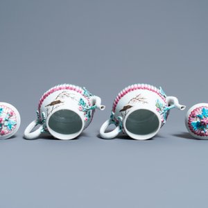 Een paar Chinese famille rose theepotten met reliëfdecor, Yongzheng — foto 5
