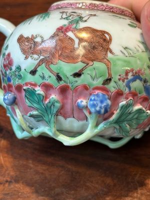 Een paar Chinese famille rose theepotten met spelende jongens en buffels, Yongzheng — foto 9