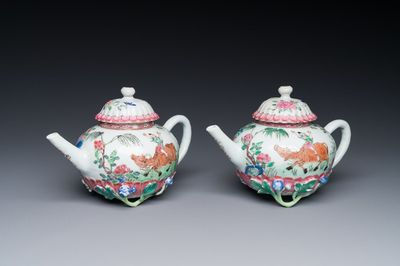 Een paar Chinese famille rose theepotten met spelende jongens en buffels, Yongzheng