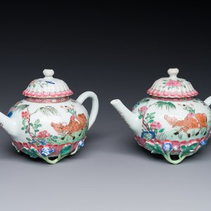 Een paar Chinese famille rose theepotten met spelende jongens en buffels, Yongzheng — foto 1