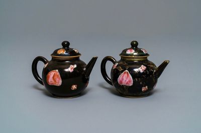 Een paar Chinese famille rose theepotten met zwarte fondkleur, Yongzheng/Qianlong