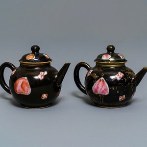 Een paar Chinese famille rose theepotten met zwarte fondkleur, Yongzheng/Qianlong — foto 1