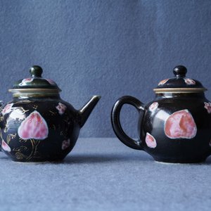 Een paar Chinese famille rose theepotten met zwarte fondkleur, Yongzheng/Qianlong — foto 15