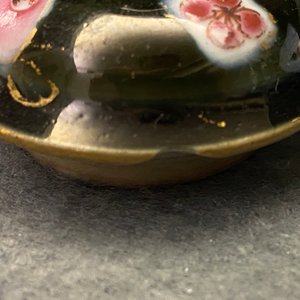 Een paar Chinese famille rose theepotten met zwarte fondkleur, Yongzheng/Qianlong — foto 9