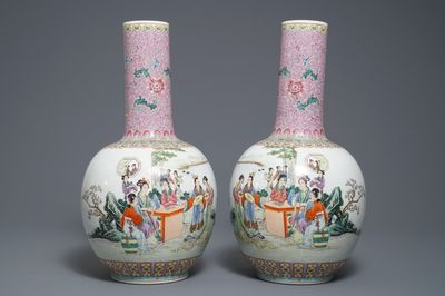 Een paar Chinese famille rose tianqiu ping vazen met figurendecor, 20e eeuw