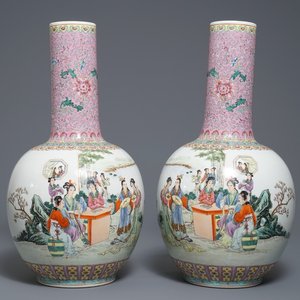 Een paar Chinese famille rose tianqiu ping vazen met figurendecor, 20e eeuw — foto 1