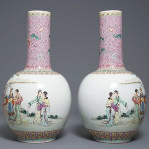 Een paar Chinese famille rose tianqiu ping vazen met figurendecor, 20e eeuw — foto 2