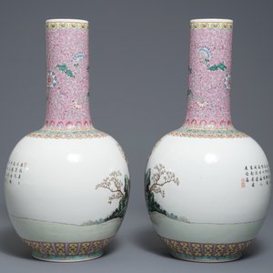 Een paar Chinese famille rose tianqiu ping vazen met figurendecor, 20e eeuw — foto 4