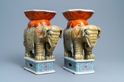 Een paar Chinese famille rose tuinzitten in de vorm van olifanten, 19/20e eeuw