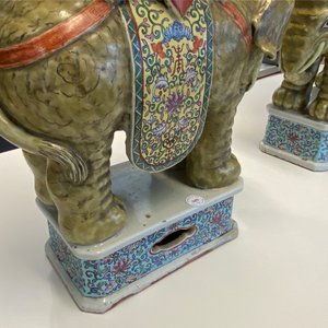 Een paar Chinese famille rose tuinzitten in de vorm van olifanten, 19/20e eeuw — foto 13