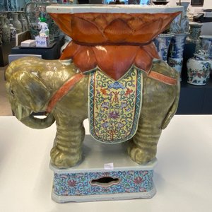 Een paar Chinese famille rose tuinzitten in de vorm van olifanten, 19/20e eeuw — foto 21