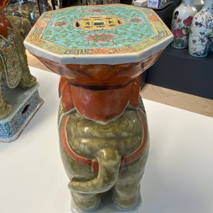 Een paar Chinese famille rose tuinzitten in de vorm van olifanten, 19/20e eeuw — foto 23