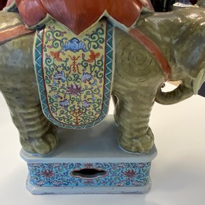 Een paar Chinese famille rose tuinzitten in de vorm van olifanten, 19/20e eeuw — foto 26