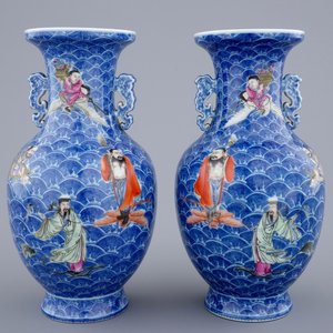 Een paar Chinese famille rose vaasjes met figuren op blauwe golven, 19/20e eeuw — foto 1