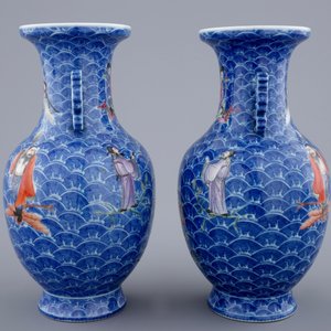 Een paar Chinese famille rose vaasjes met figuren op blauwe golven, 19/20e eeuw — foto 4
