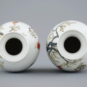 Een paar Chinese famille rose vaasjes met spelende jongens, 20e eeuw — foto 5