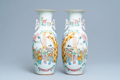 Een paar Chinese famille rose vazen, 19/20e eeuw