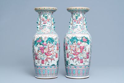 Een paar Chinese famille rose vazen, 19e eeuw