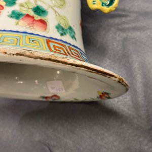 Een paar Chinese famille rose vazen, 19e eeuw — foto 10
