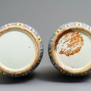 Een paar Chinese famille rose vazen, 19e eeuw — foto 5