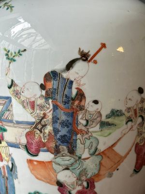 Een paar Chinese famille rose vazen, een kwispedoor en een dekselpot, 19e eeuw — foto 18