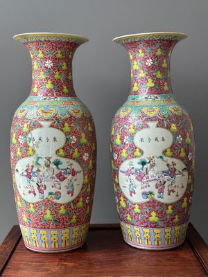 Een paar Chinese famille rose vazen, een kwispedoor en een dekselpot, 19e eeuw — foto 25