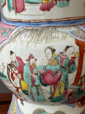 Een paar Chinese famille rose vazen, een kwispedoor en een dekselpot, 19e eeuw — foto 9