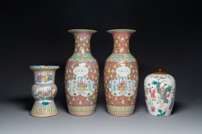 Een paar Chinese famille rose vazen, een kwispedoor en een dekselpot, 19e eeuw