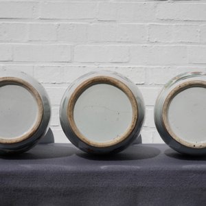 Een paar Chinese famille rose vazen en een vaas met decor van kostbaarheden, 19/20e eeuw — foto 12