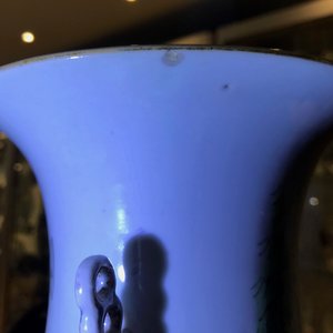 Een paar Chinese famille rose vazen en een vaas met decor van kostbaarheden, 19/20e eeuw — foto 14