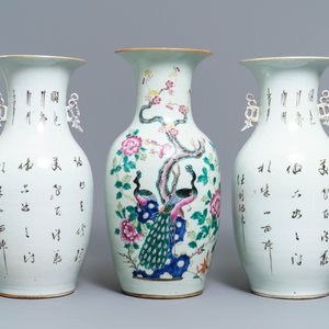 Een paar Chinese famille rose vazen en een vaas met decor van kostbaarheden, 19/20e eeuw — foto 3