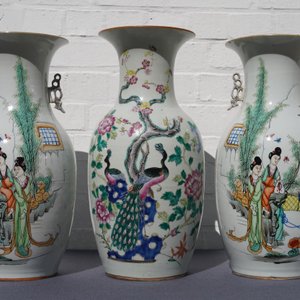 Een paar Chinese famille rose vazen en een vaas met decor van kostbaarheden, 19/20e eeuw — foto 7